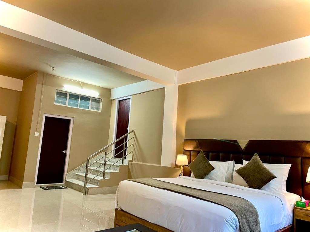La Colline Resort Kohima Buitenkant foto