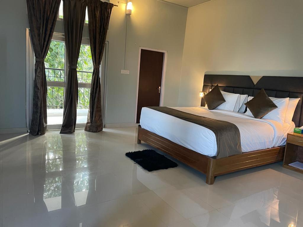 La Colline Resort Kohima Buitenkant foto